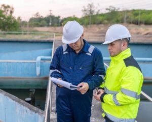 ingenieros-ambientales-trabajan-plantas-tratamiento-aguas-residualesingenieria-suministro-agua-trabajando-planta-reciclaje-agua-reutilizaciontecnicos-e-ingenieros-discuten-trabajo-j